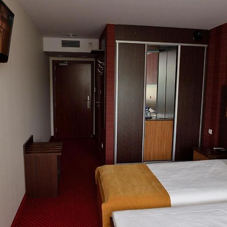 Quest Hotel - Dawniej Hotel Planeta Brzesko Bagian luar foto